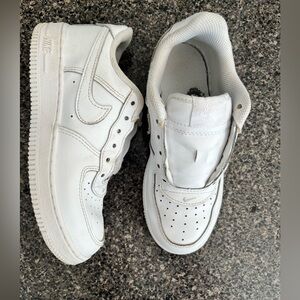 Youth Nikes size 2Y still in great condition..